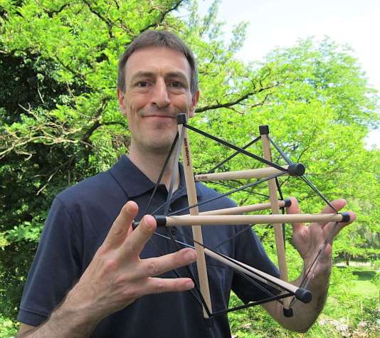 Mag. Christian Waltenberger mit Tensegrity-Modell