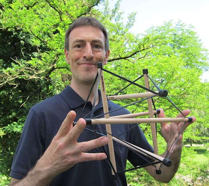 Christian Waltenberger mit Tensegrity-Modell beim Unterricht für Qigong und Taiji in Graz