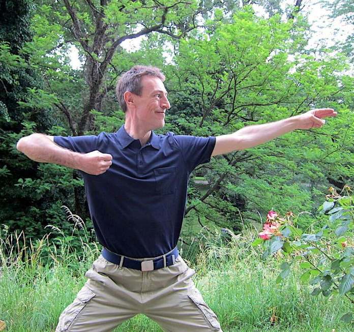 Christian Waltenberger zeigt einen Qigong Faszienstretch nach Tensegrity-Prinzipien