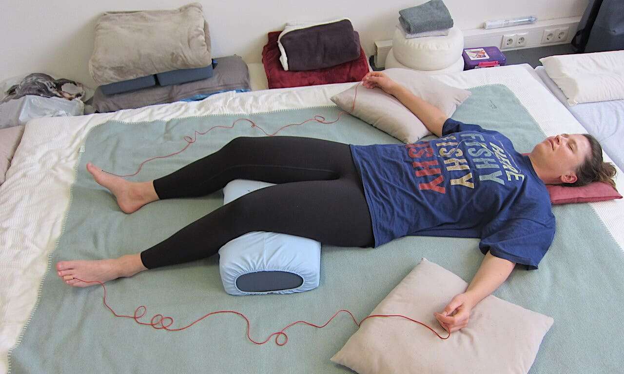 Shin So Shiatsu – Klientin in entspannter Rückenlage mit IP-Cords
