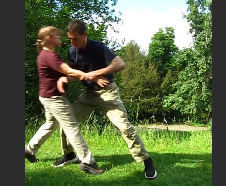 Taiji Push Hands mit explosiver Fajin-Kraft und elastischer Struktur