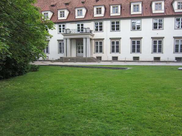 Grüne Trainingsfläche für Qigong und Taiji im Burggarten Graz