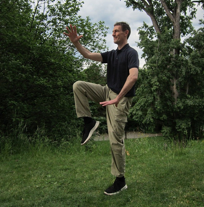 Der goldene Hahn steht auf einem Bein im Taiji Quan von Christian Waltenberger in Graz